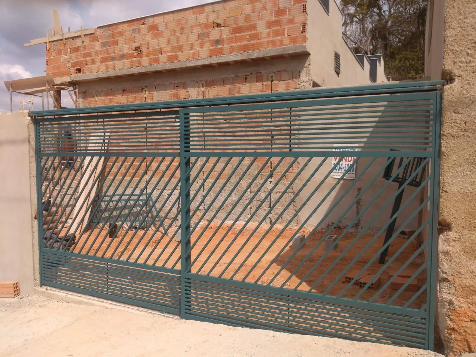 Portão deslizante verde instalado — Serralheria Arco Metal Jaboticatubas