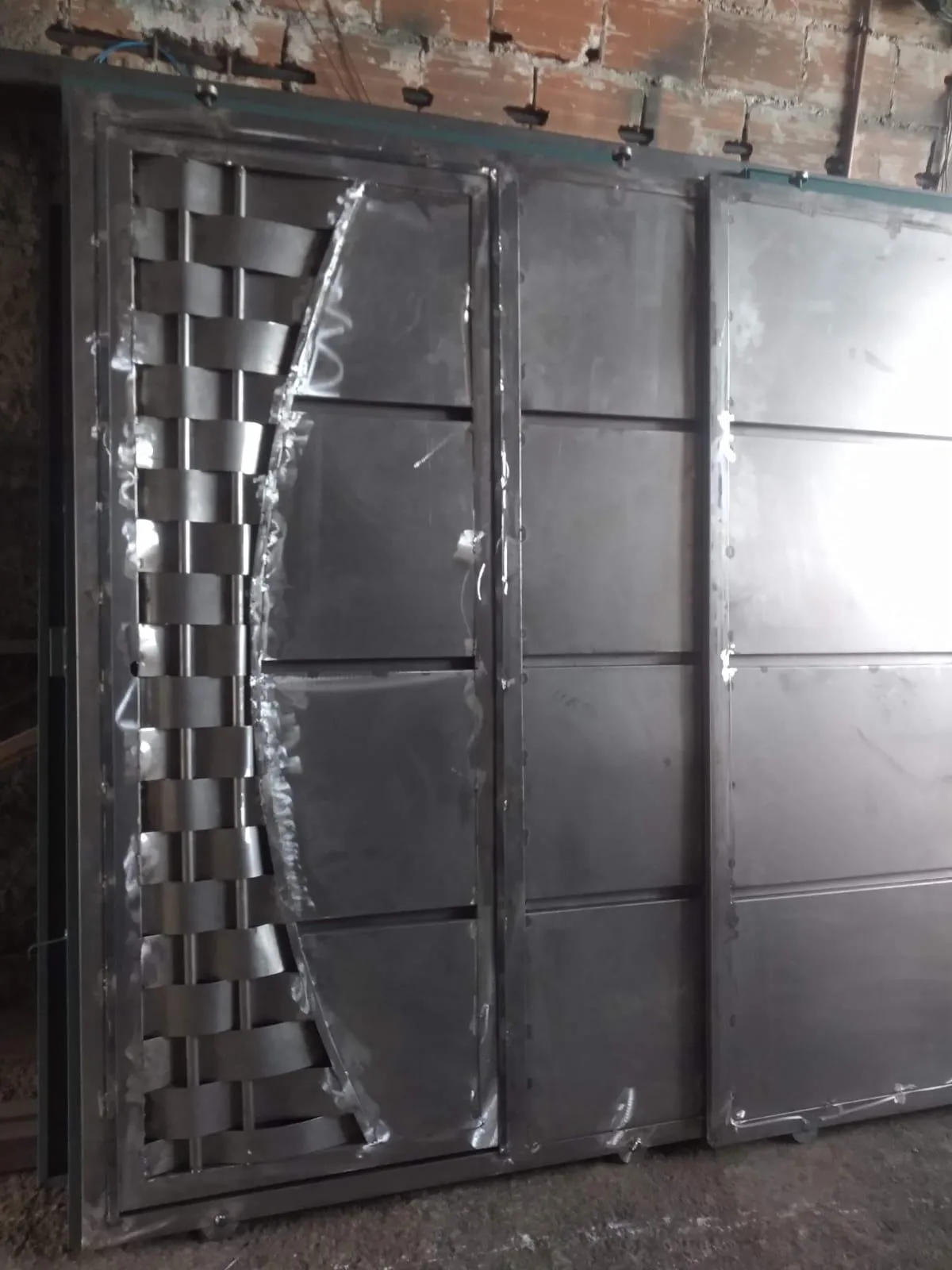 Portão garagem branco instalado — Arco Metal Jaboticatubas