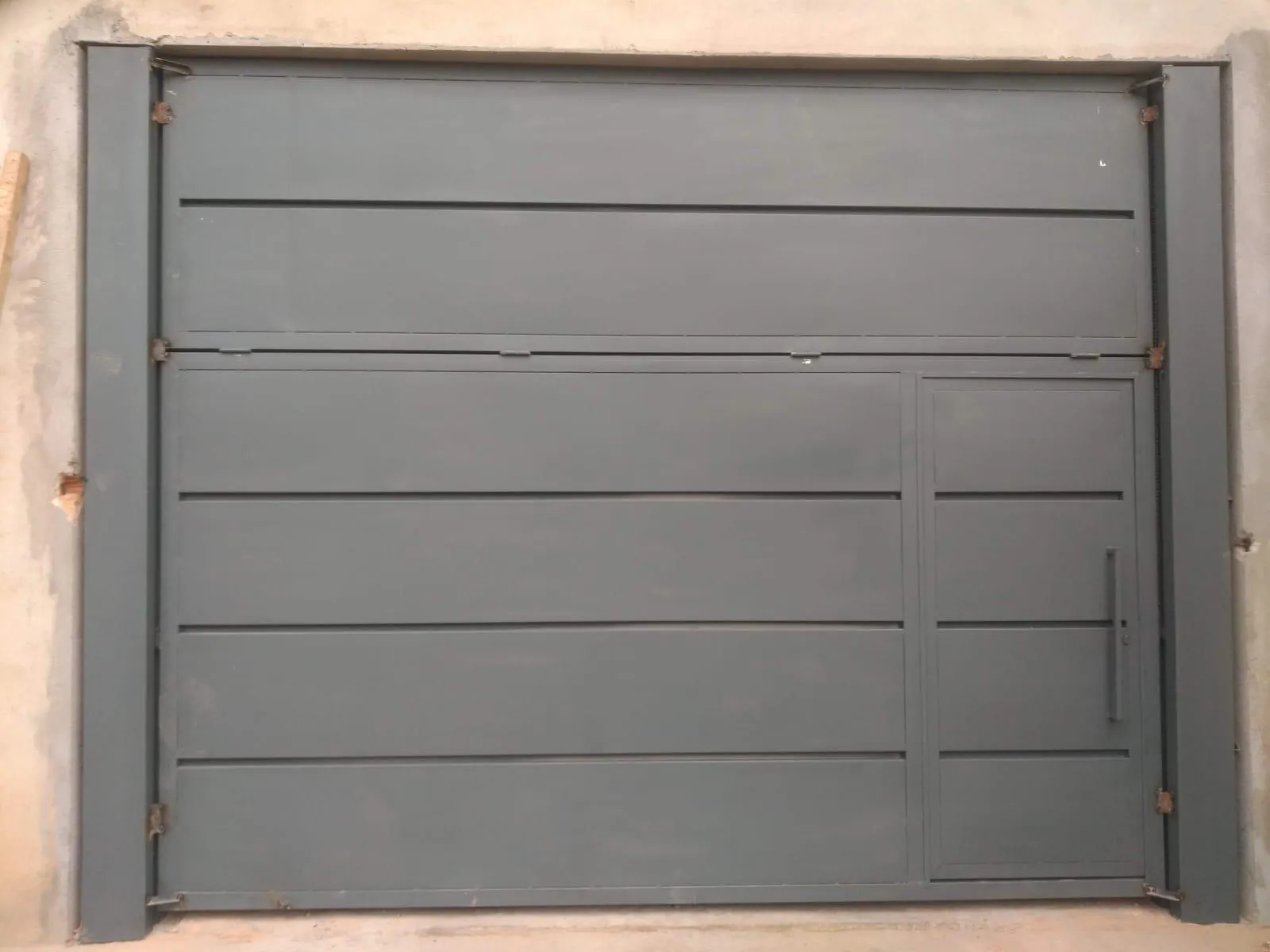 Portão de garagem grande cinza com porta pedestre — Arco Metal